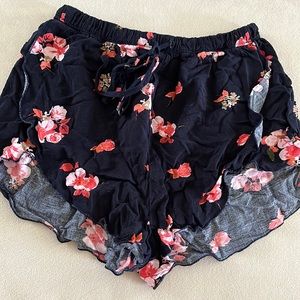 Abercrombie & Fitch floral loose fitting shorty shorts (XS)